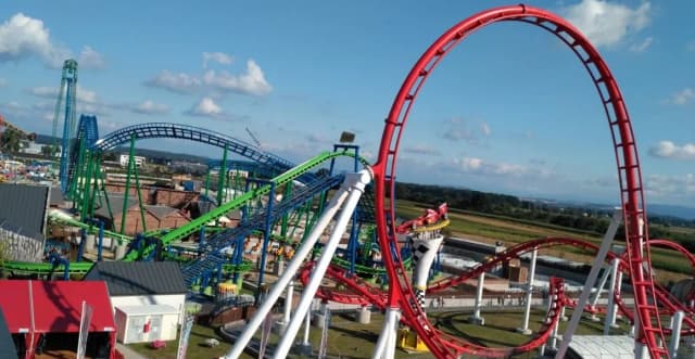 Co jest gorsze: Hyperion czy Zadra? Porównanie atrakcji w Energylandii Co jest gorsze: Hyperion czy Zadra? Porównanie atrakcji w Energylandii