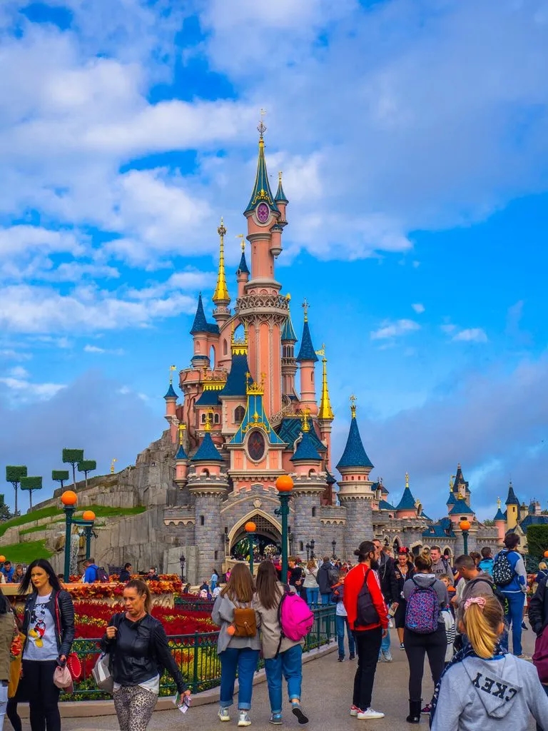 Jak zwiedzać Disneyland Paris i uniknąć tłumów w parkach